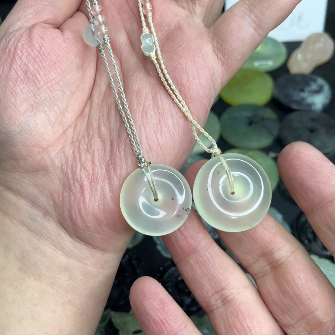 岫玉未镶嵌颈饰平安