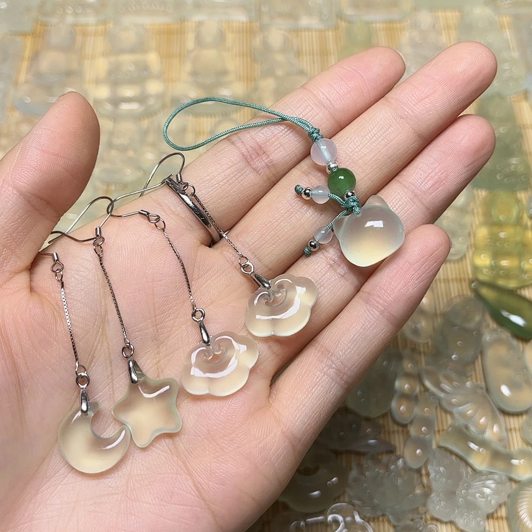 L***Y岫玉未镶嵌颈饰吊坠