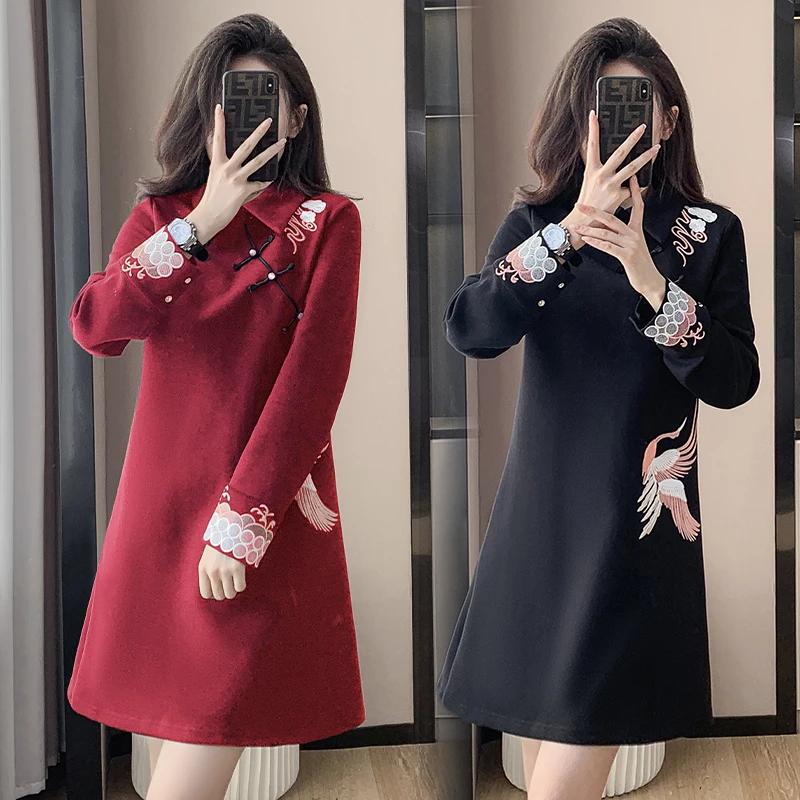 加绒复古女装盘扣设计感刺绣连衣裙秋冬新款宽松显瘦小黑裙