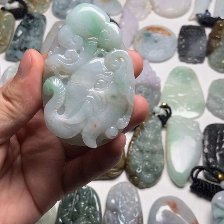 翡翠未镶嵌颈饰大象47