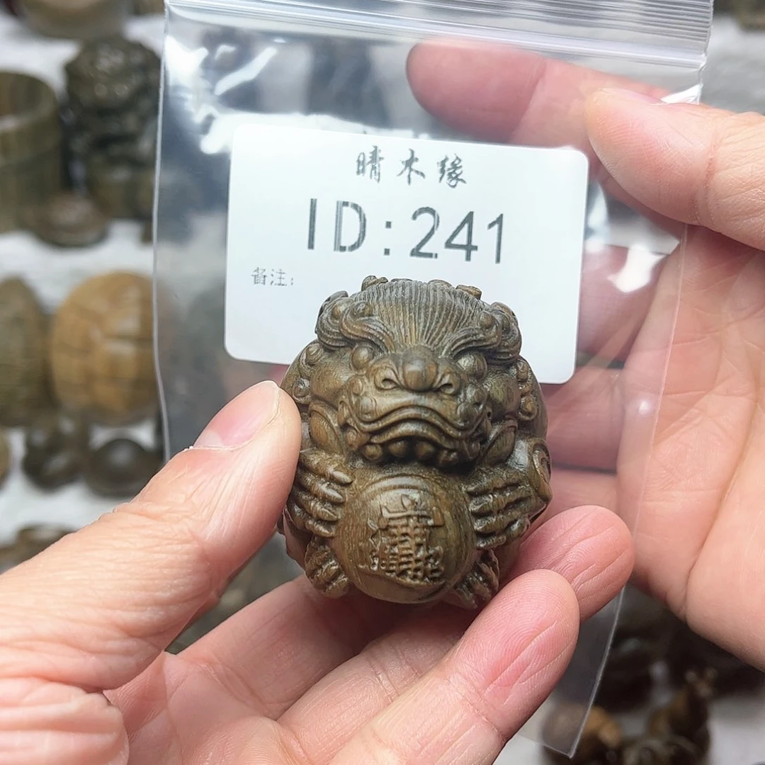 维腊木（绿檀）D****u貔貅抱球
