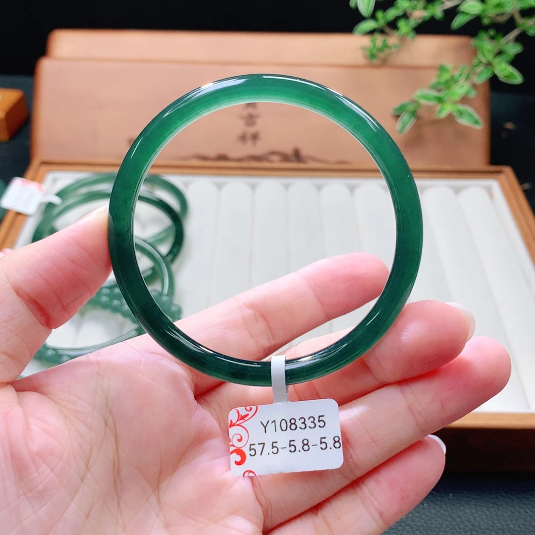 翡翠未镶嵌手镯（圆镯）