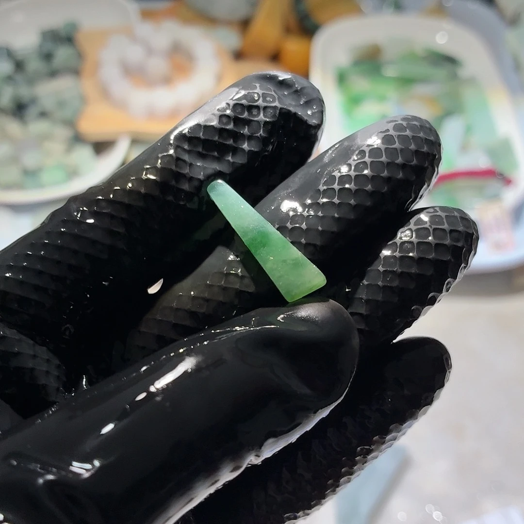 翡翠未镶嵌颈饰边角料