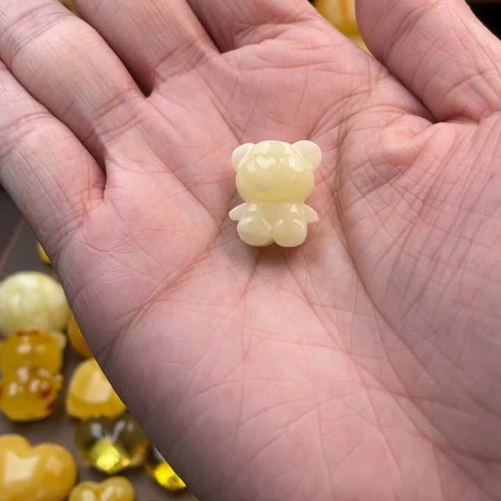 琥珀未镶嵌颈饰如图