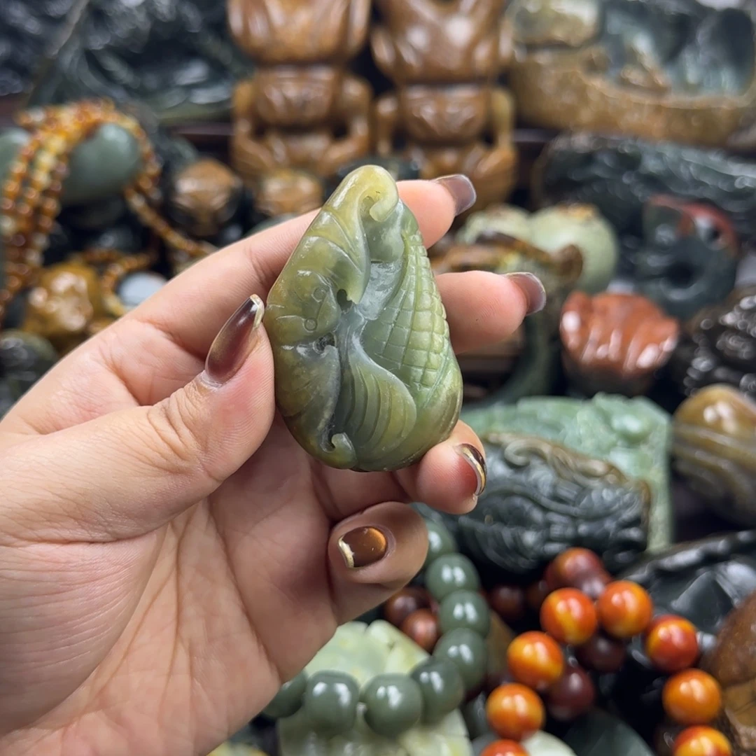 透闪石质玉未镶嵌珠宝奇石