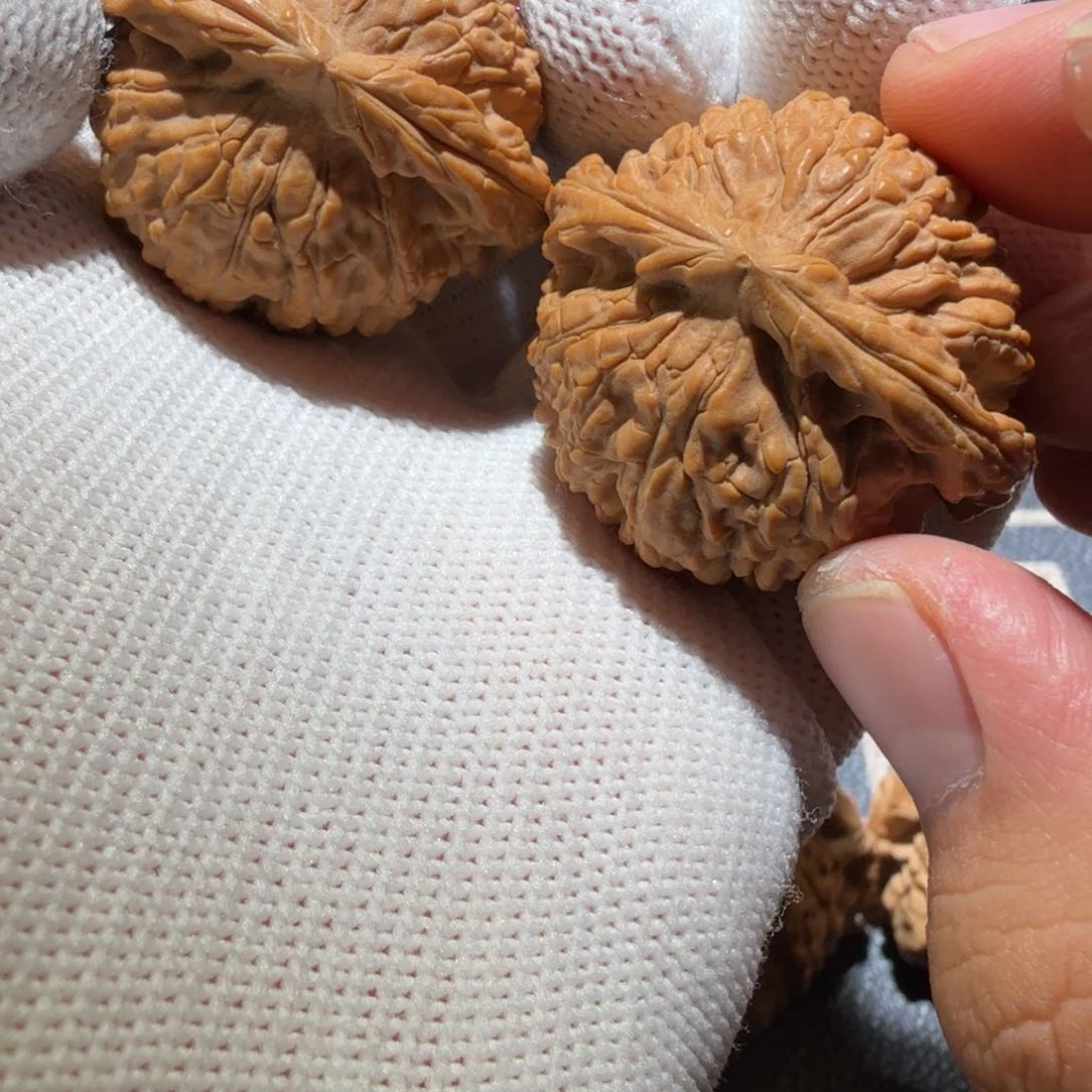 木***撇文玩核桃把件闷白