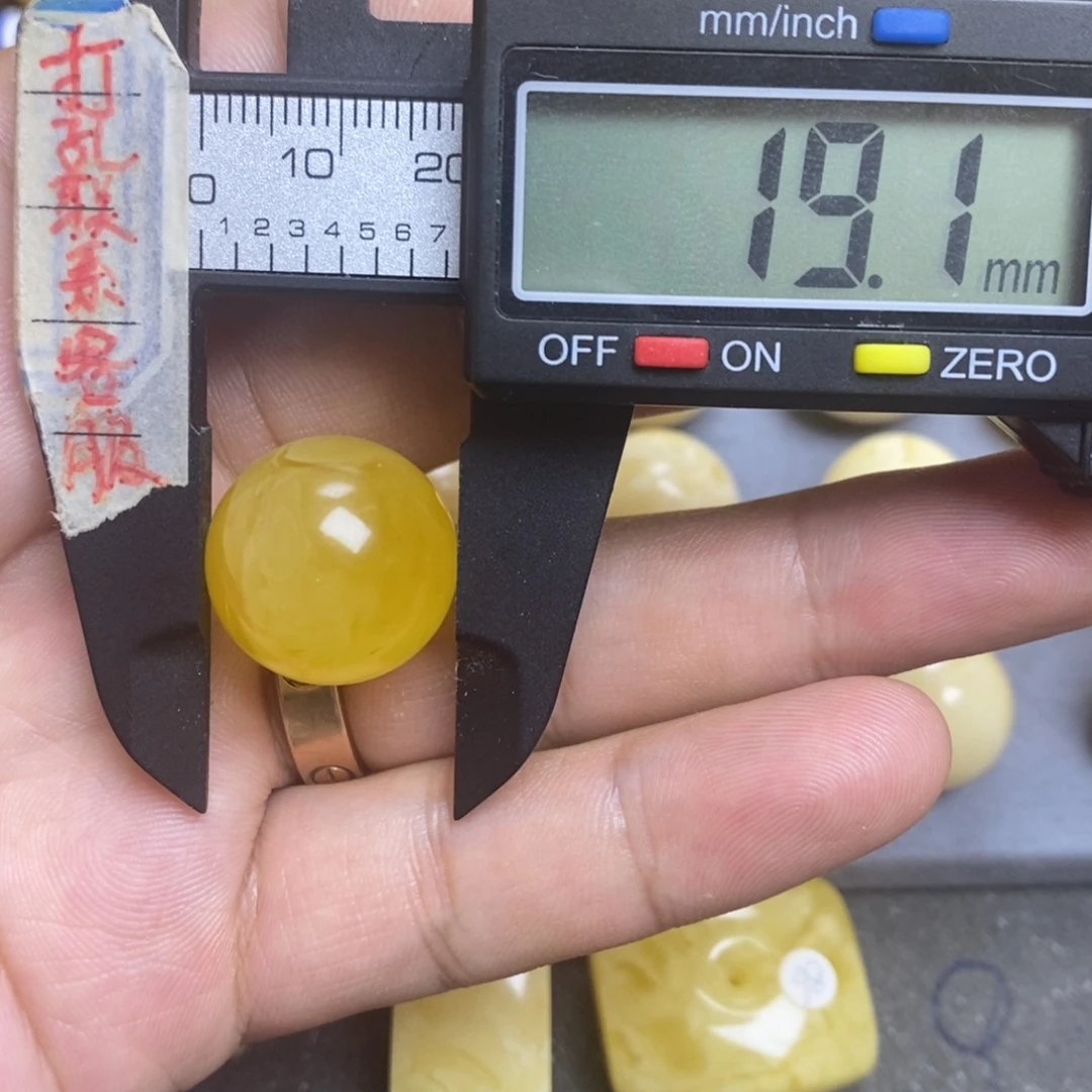 蜜蜡未镶嵌裸石19.1瑕疵圆珠默认直发