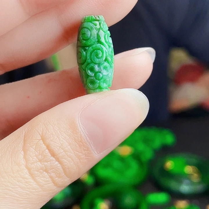 翡翠未镶嵌颈饰多样性