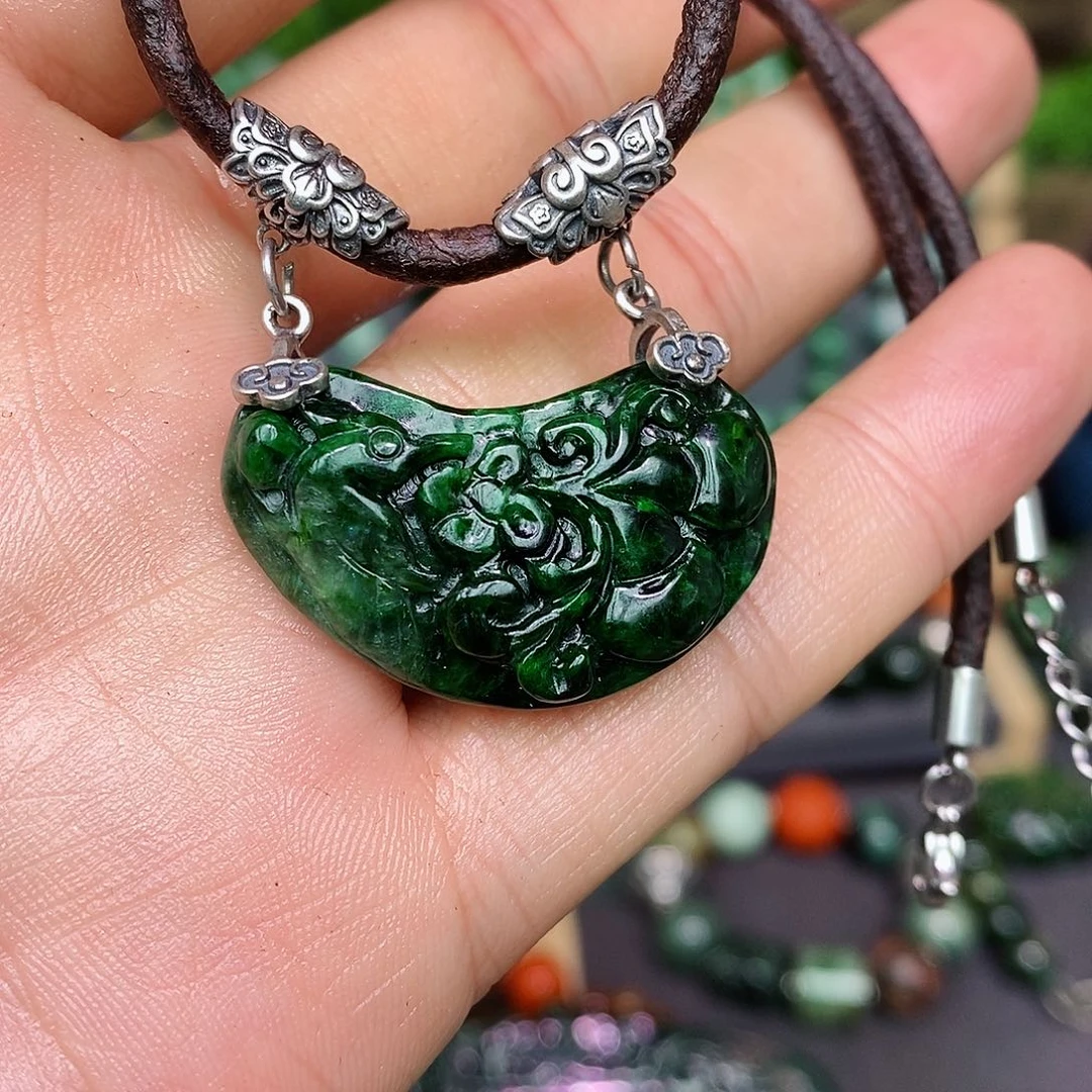 翡翠颈饰未镶嵌漂亮美眉