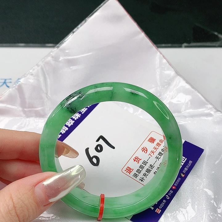 翡翠手镯未镶嵌翡翠手镯