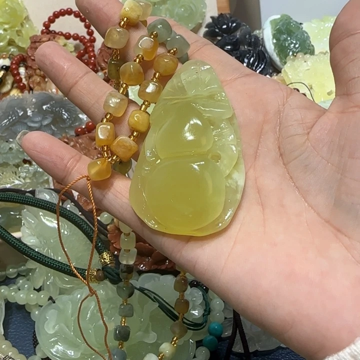 未镶嵌蛇纹石玉吊坠