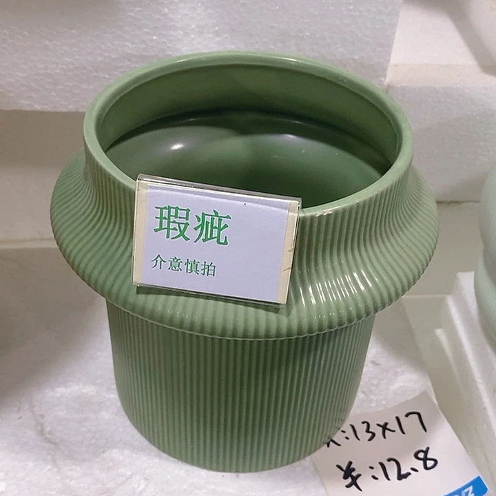 摆件多肉瑕疵盆有孔。