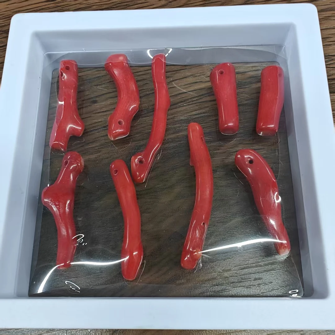 YL0257    海洋三姑娘卡卡牛血红随型吊坠约2-4g多样性发其一