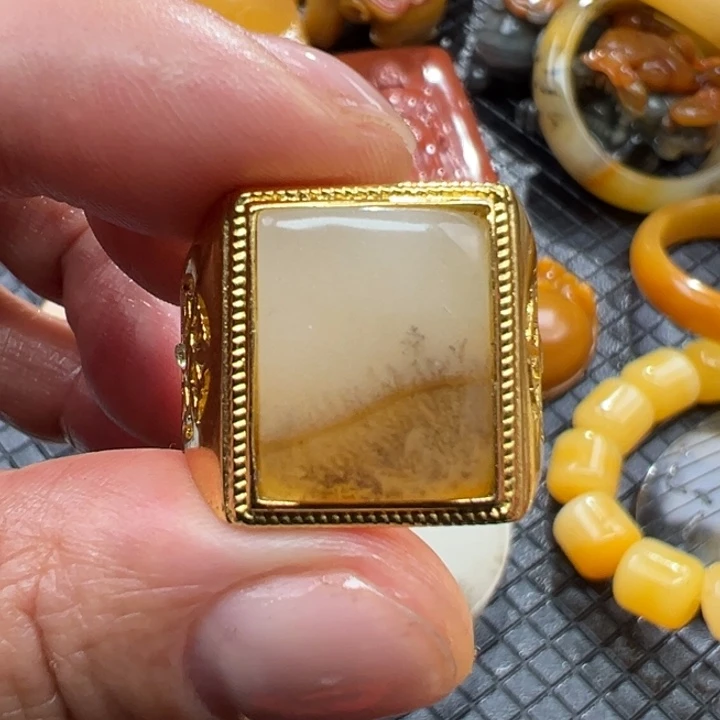 石英质玉（黄龙玉）颈饰未镶嵌