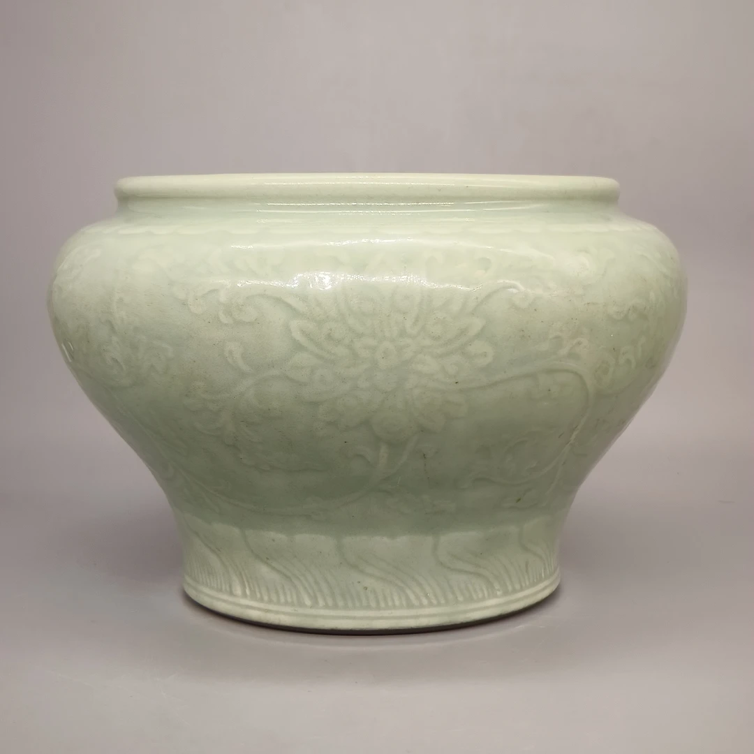 42504023*清乾隆粉青釉模印缠枝花卉纹罐/瓷器四