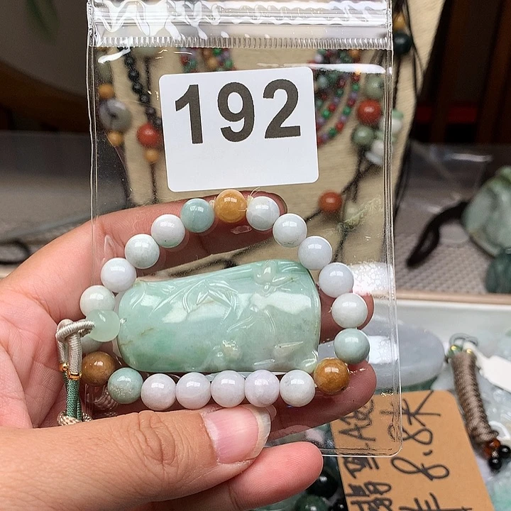 翡翠颈饰未镶嵌平***志翡翠