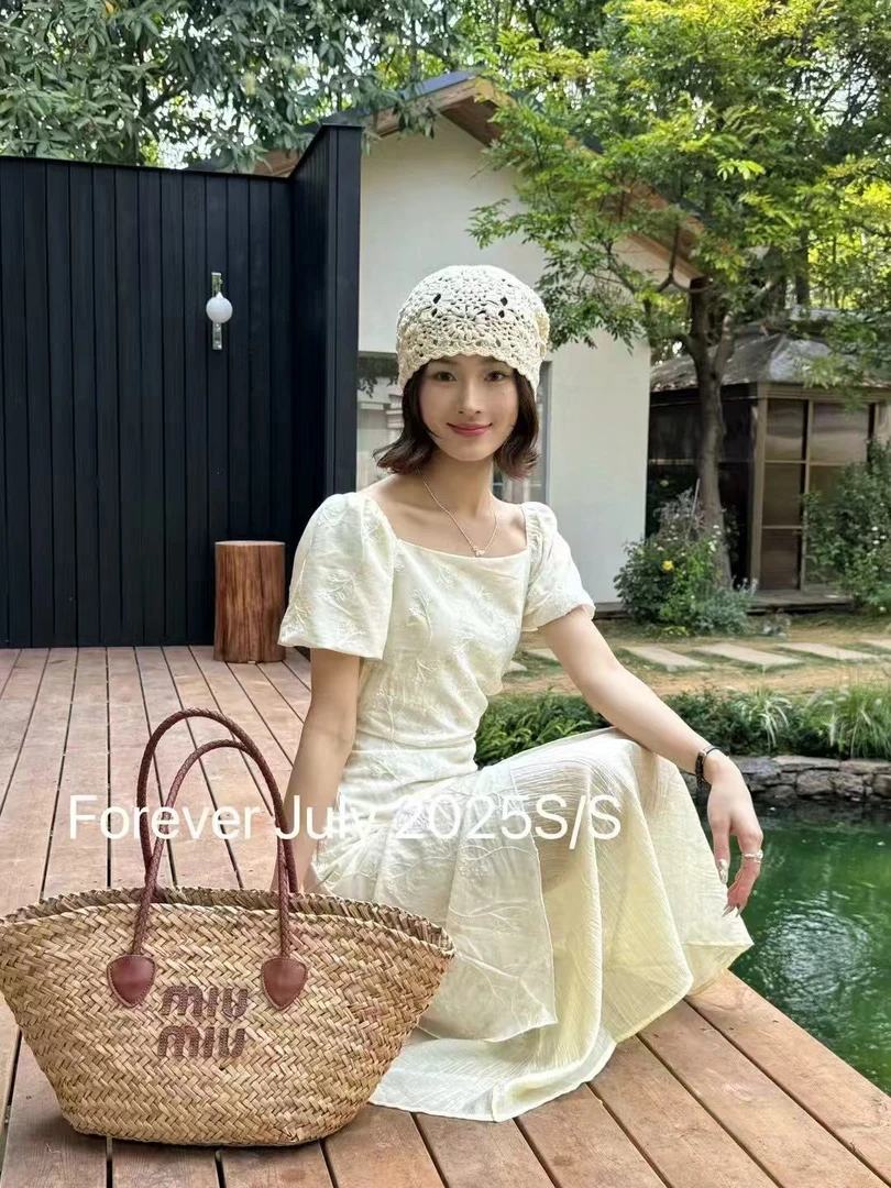 夏季新款法式复古方领刺绣收腰显瘦中长款连衣裙