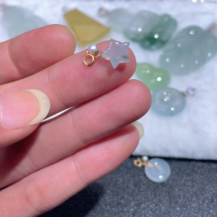 翡翠18K金镶嵌颈饰翡翠