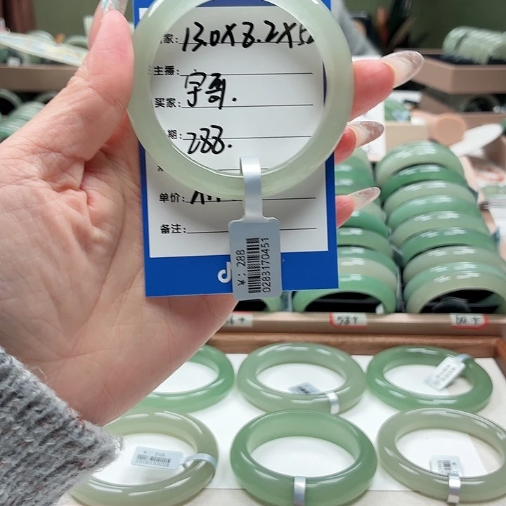 宇****未镶嵌手镯石英岩玉