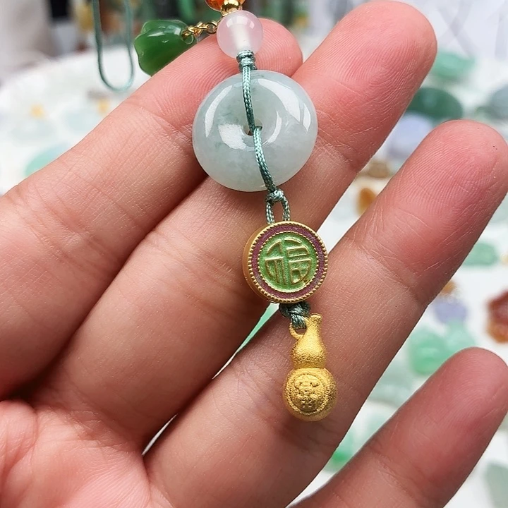 茉***i翡翠未镶嵌颈饰葫芦福