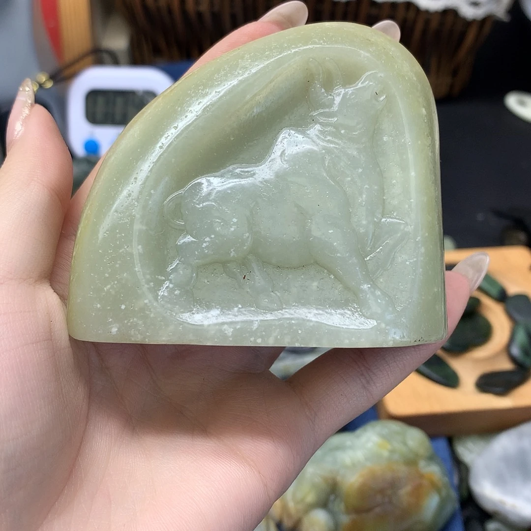 哈***地和田玉未镶嵌颈饰