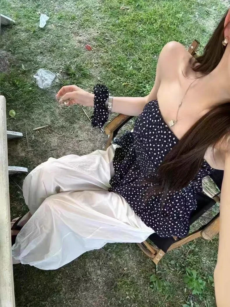 纯欲风碎花抹胸+白色休闲裤2025夏季款设计感百搭时尚套装