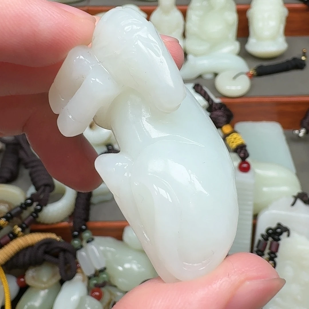 宝***儿和田玉未镶嵌摆件