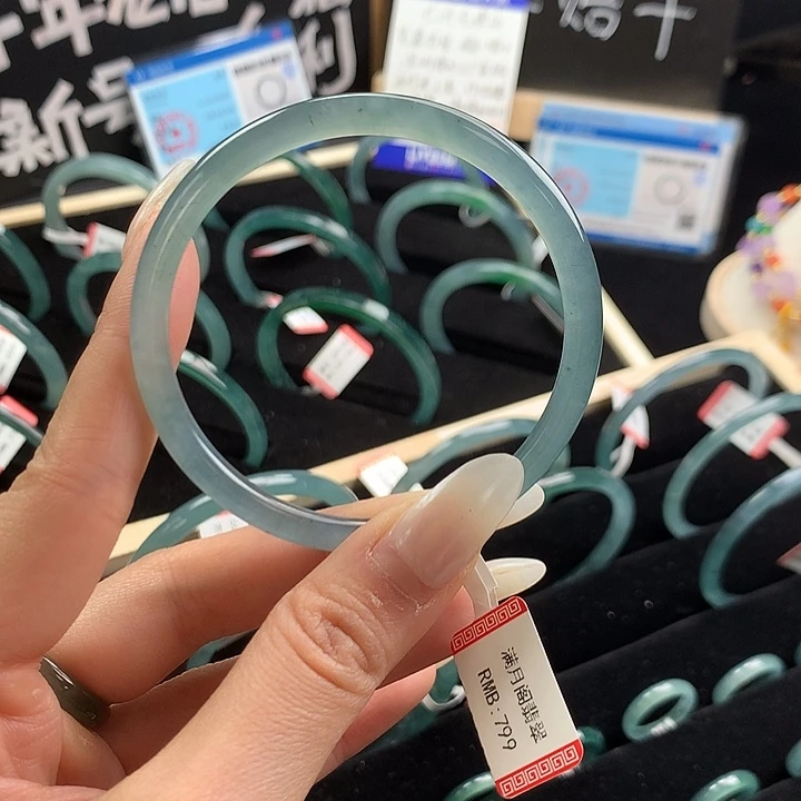 翡翠手镯未镶嵌两****?56-57圈口