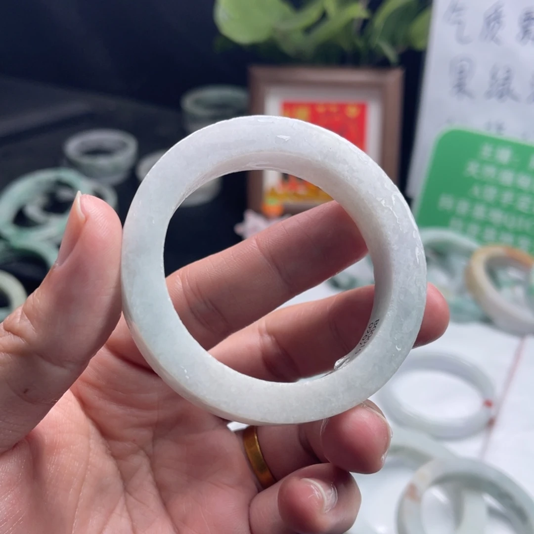 定制翡翠未镶嵌手镯