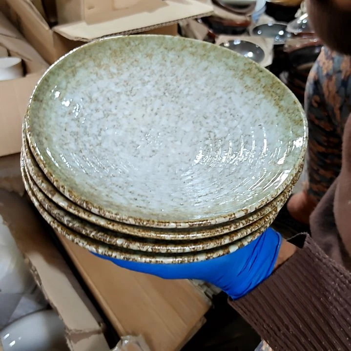 盘子碗茶壶啥都有