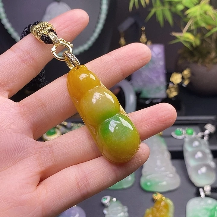 翡翠未镶嵌吊坠(赠链)