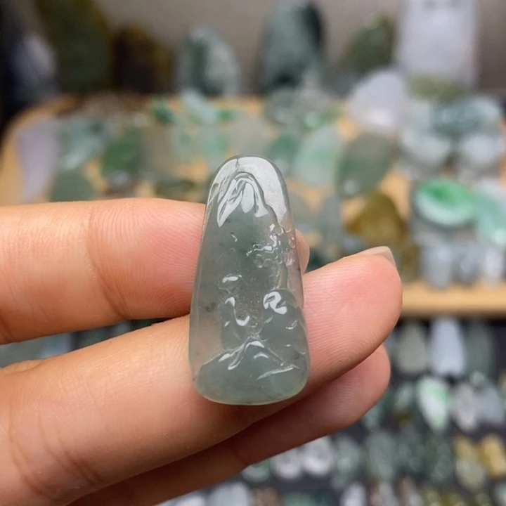 翡翠未镶嵌颈饰山水