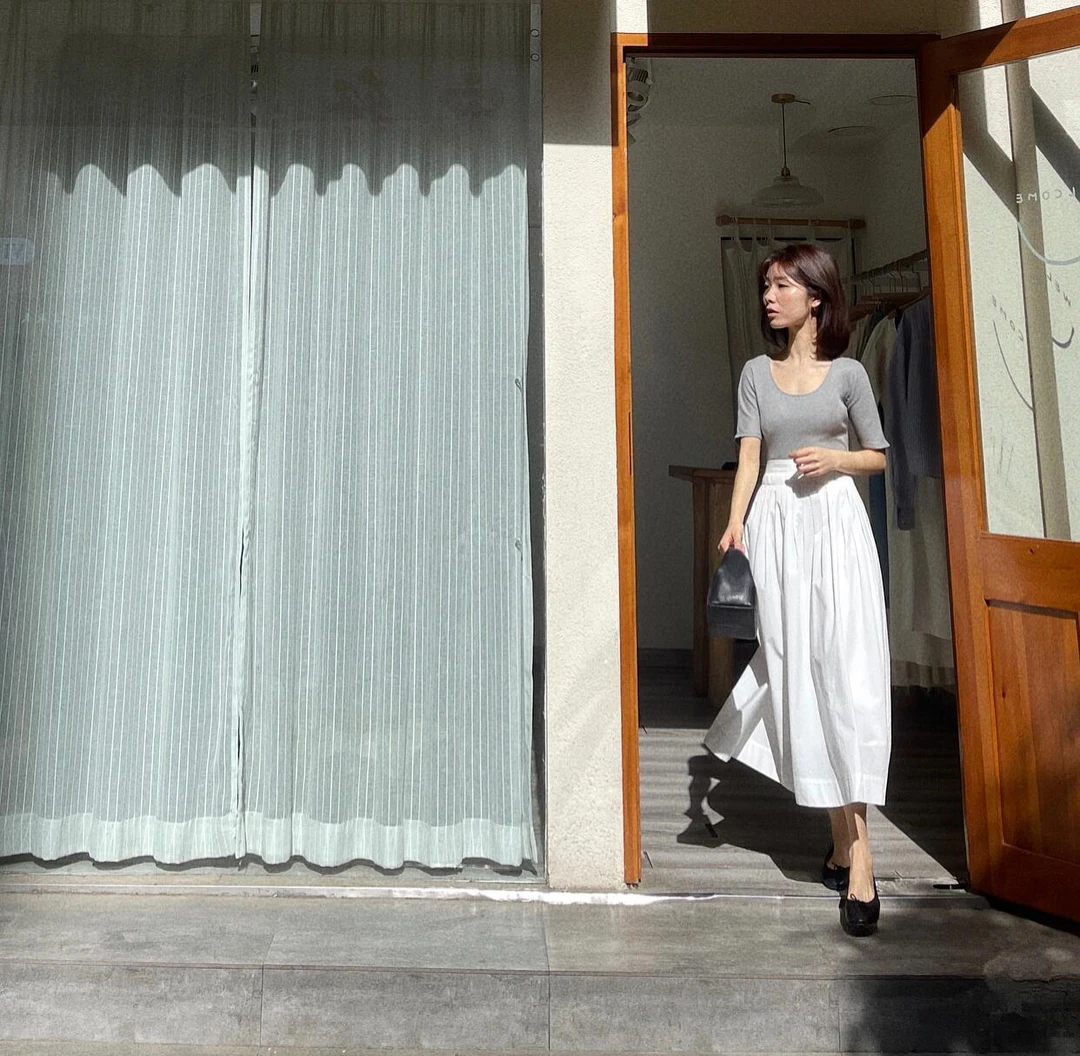 【简素周末】韩系休闲松弛气质灰色修身T恤打底衫高腰白色褶皱半裙