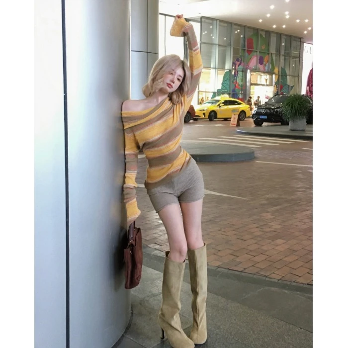撞色条纹斜肩长袖针织衫女秋季新款修身辣妹显瘦上衣针织短裤套装
