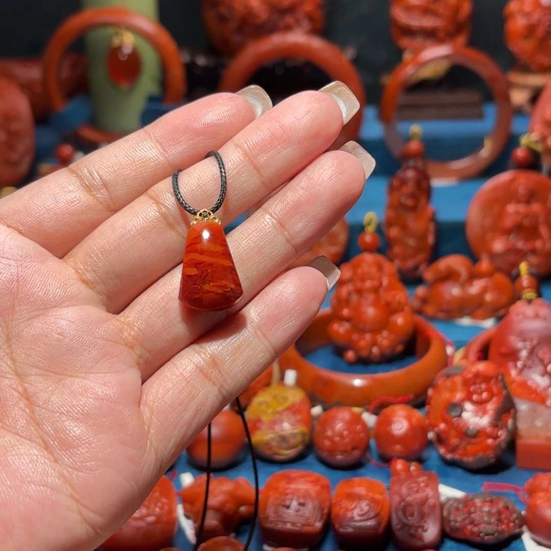 18K金镶嵌雕刻南红玛瑙