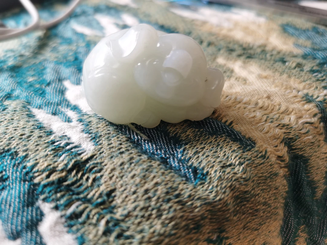 天然和田玉青白色苏工发财猪手把件73克