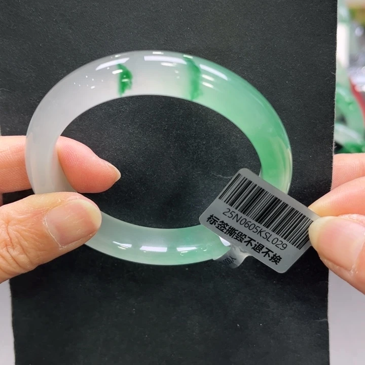 梦***琪石英质玉（非洲翠）未镶嵌手镯➕小玥5758