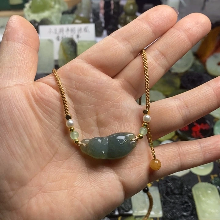 蛇纹石玉颈饰合金