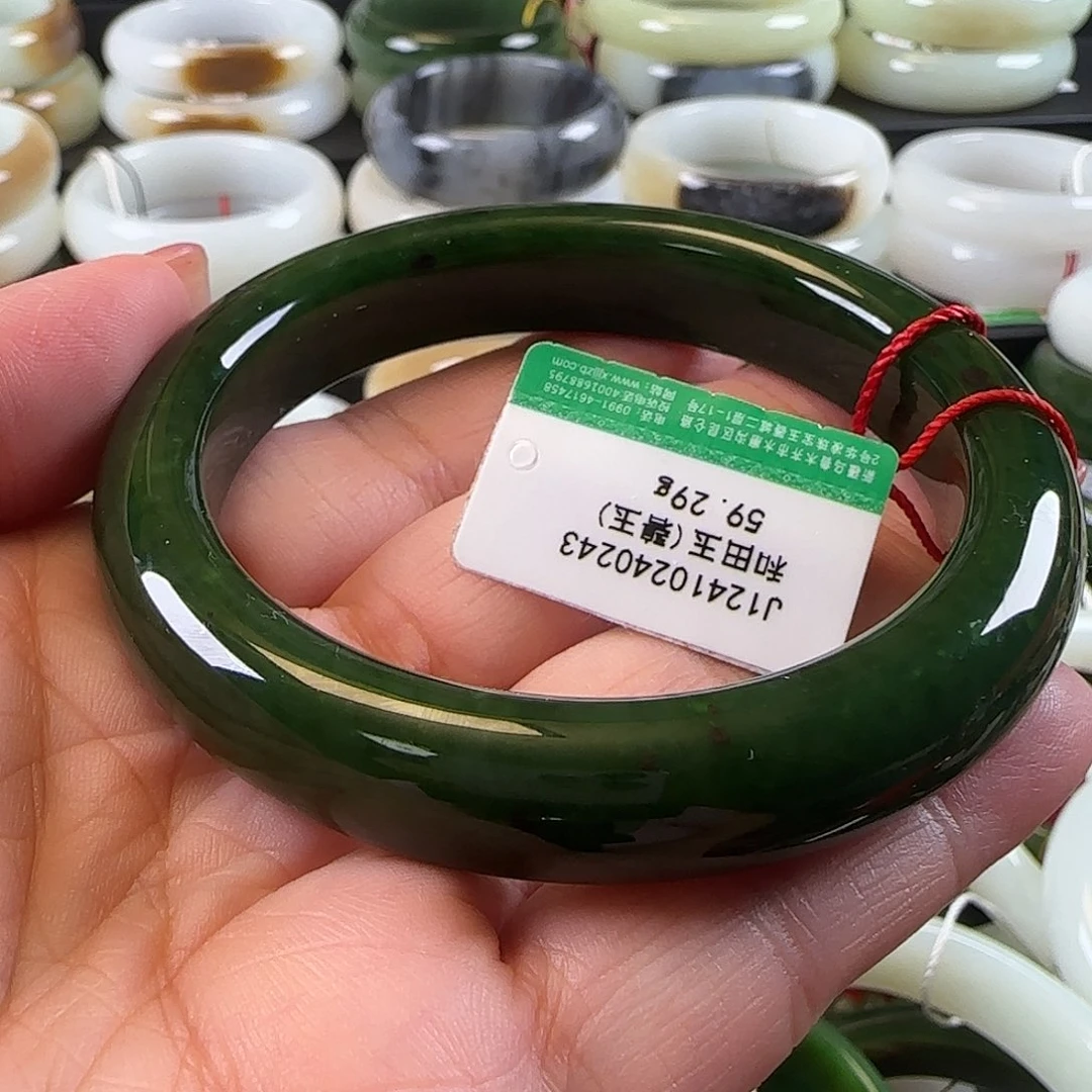 锁****和田玉（碧玉）未镶嵌手镯
