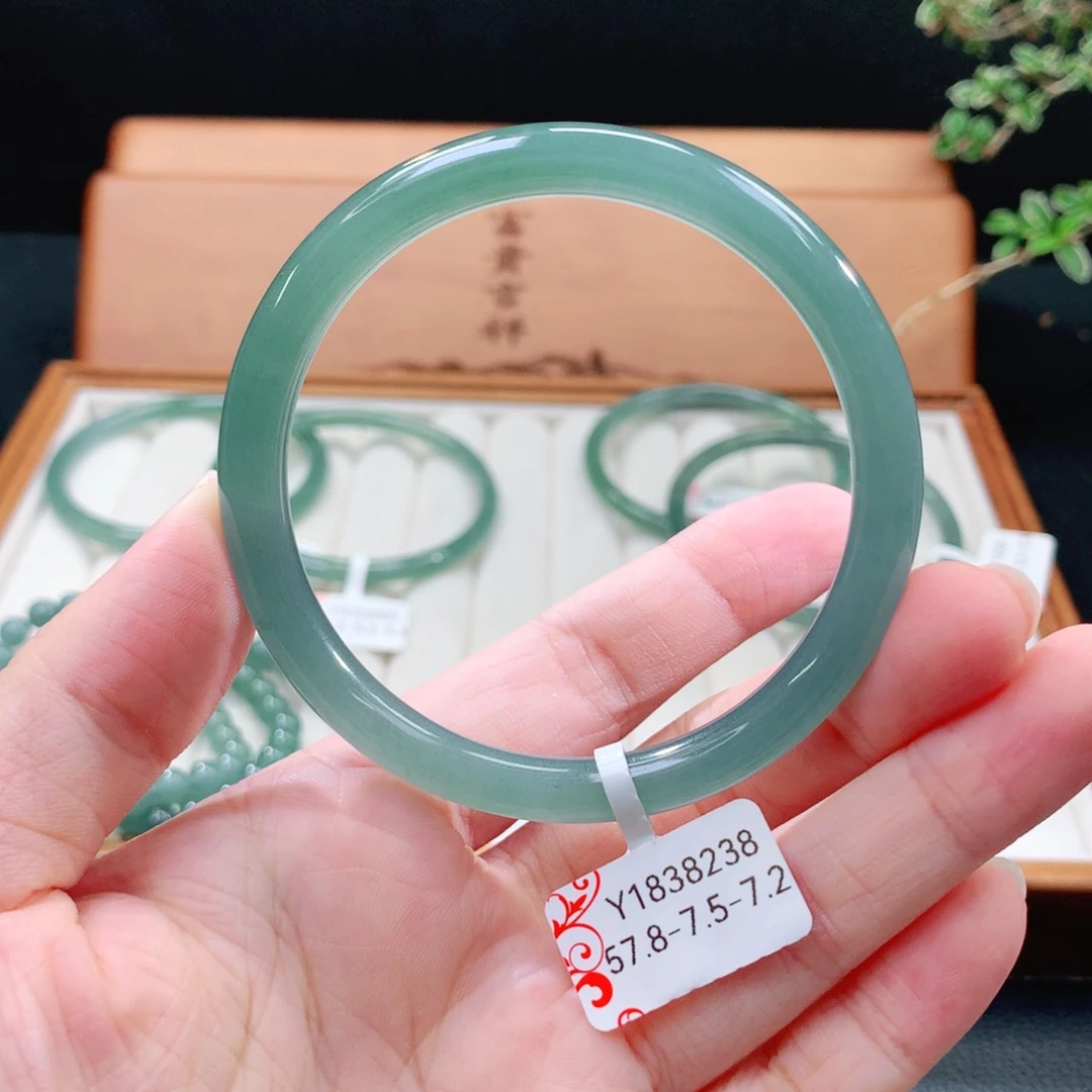 翡翠手镯（圆镯）未镶嵌