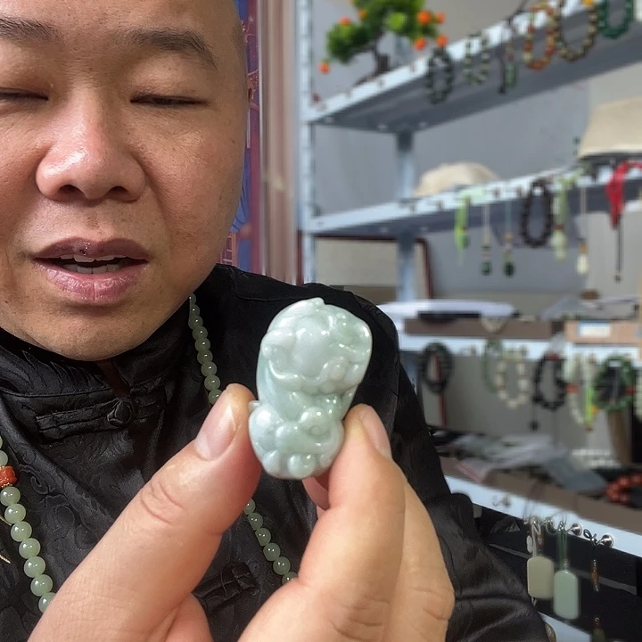 翡翠未镶嵌颈饰霸王貔貅