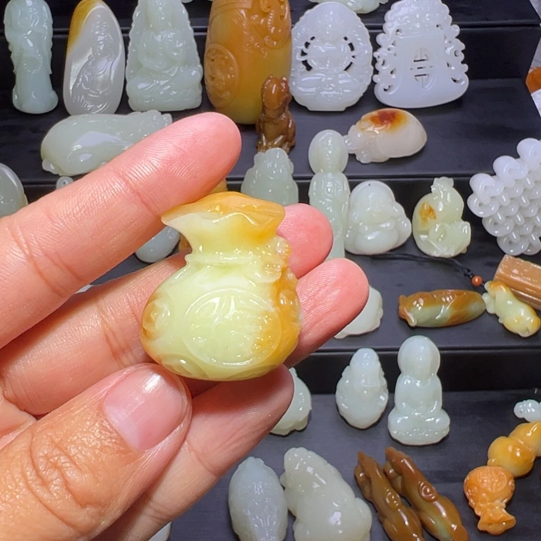 金***灿和田玉未镶嵌颈饰