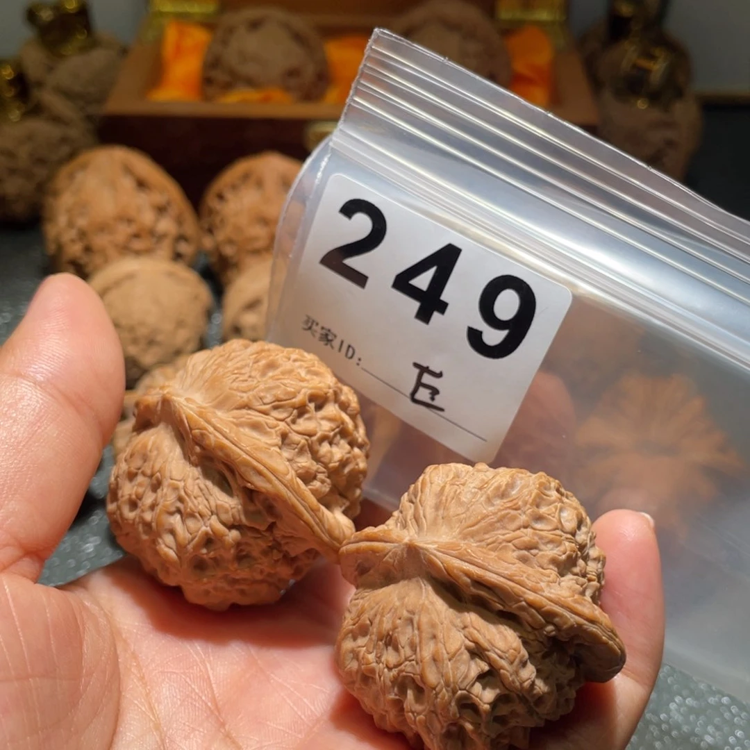 M***）文玩核桃吊坠血麒麟