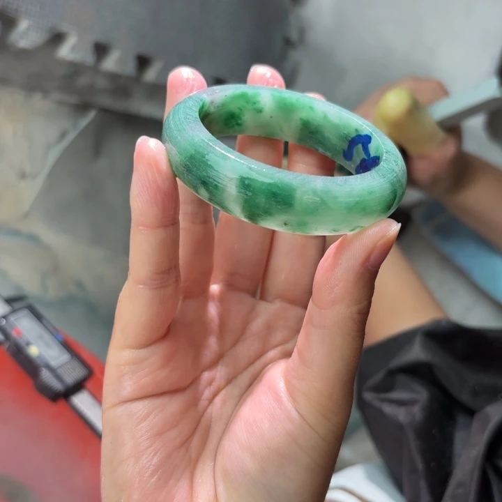 唯***一石英质玉（非洲翠）手镯未镶嵌定制