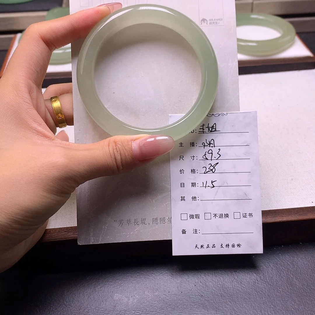 未镶嵌手镯石英岩玉王*