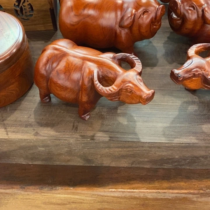 大果紫檀（缅甸花梨）抱**朴缅花牛一个