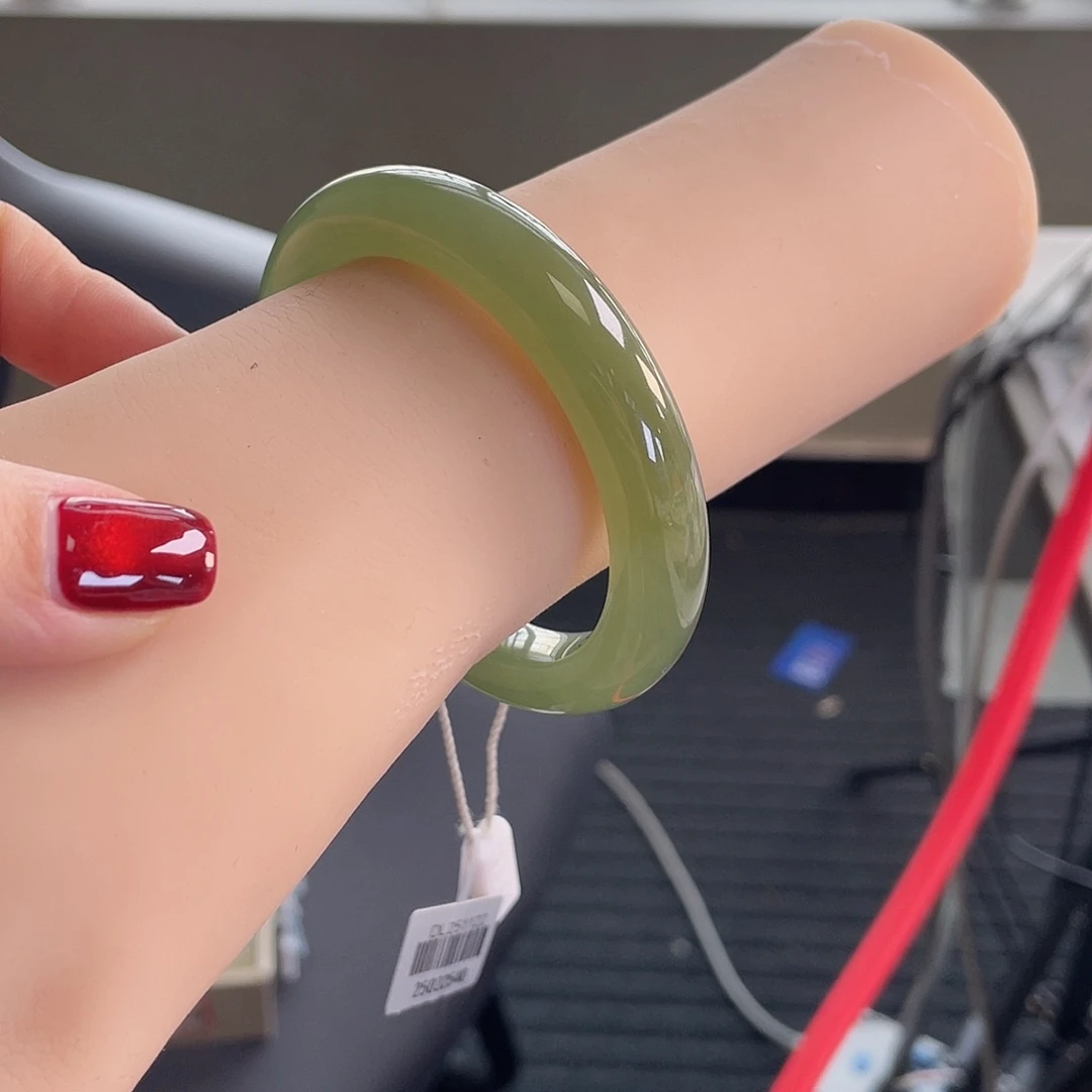 和田玉未镶嵌手镯冰湖色 高级显白 气质款 不包容