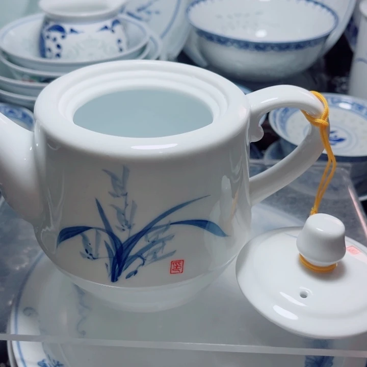 青花玲珑手绘兰花小壶