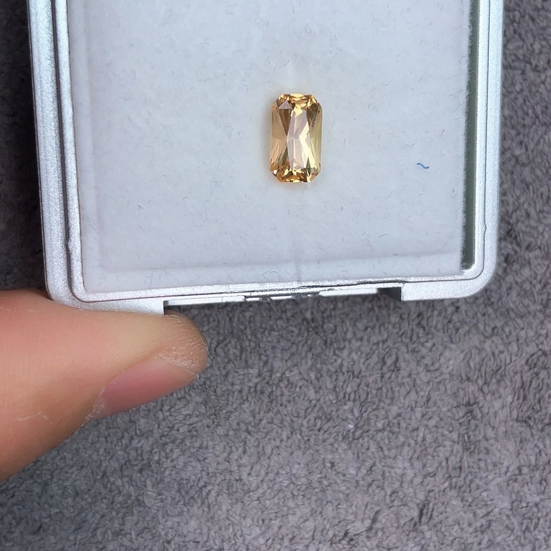 未镶嵌裸石托帕石2.55Ct。   