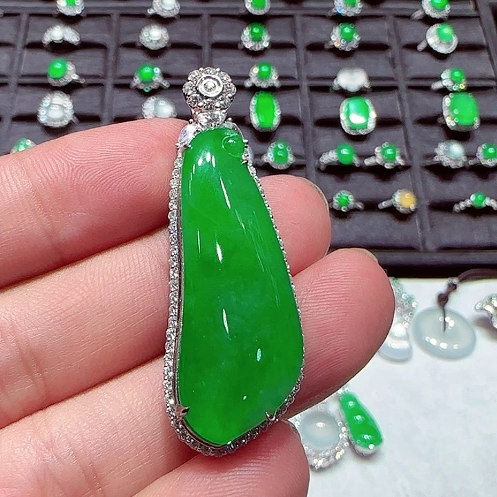 闪***一翡翠18K金镶嵌吊坠(不含链)总58800分30000